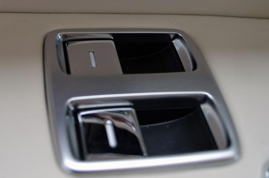 Детали интерьера Bentley Flying Spur 2014 года  (фото 6 из 63)